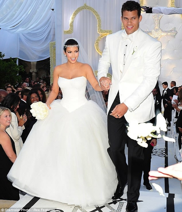 Drahá svatba, rychlý rozvod

Pokud jsme říkali, že manželství Toma Cruise s Katie Holmes netrvalo dlouho, pak nevíme, jak komentovat veselku Kim Kardashian a basketbalového hráče Krise. Jejich sňatek, který údajně stál 232 milionů korun, vydržel neuvěřitelných 72 dnů. Tomu se říká špatná investice...
