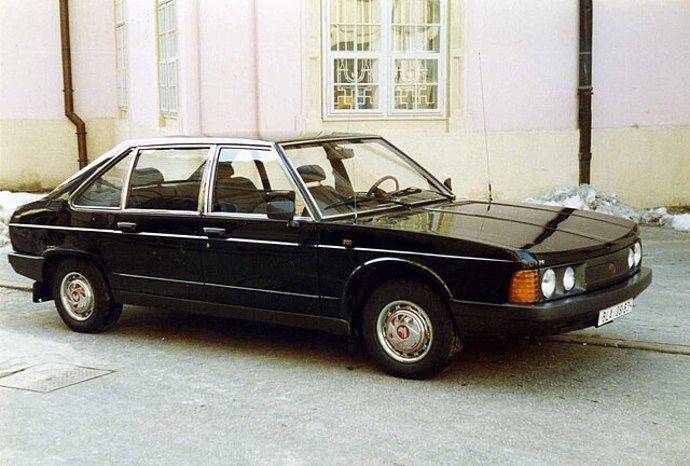 Luxusní limuzína pro papaláše, která měla techniku, o jaké se západu nezdálo. Dnes je symbolem prestiže i drsné elegance socialistické éry.
