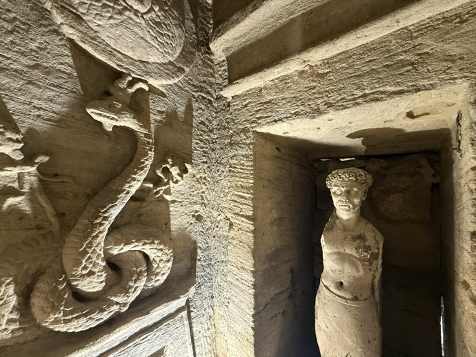 Katakomby Kom el-Shoqafa v Alexandrii patří k nejpůsobivějším podzemním památkám Egypta. Vznikly ve 2. století n. l. a v jejich chodbách, sarkofázích a reliéfech se jedinečně propojuje egyptská, řecká a římská kultura. Najdete je 35 metrů pod zemí.
Katakomby Kom el-Shoqafa v Alexandrii patří k nejpůsobivějším podzemním památkám Egypta. Vznikly ve 2. století n. l. a v jejich chodbách, sarkofázích a reliéfech se jedinečně propojuje egyptská, řecká a římská kultura. Najdete je 35 metrů pod zemí.