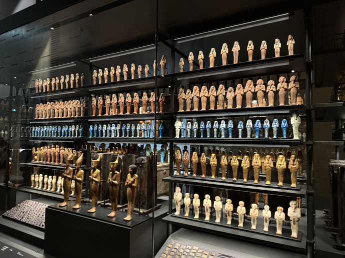 Rozsáhlá výstava sošek a artefaktů v Grand Egyptian Museum provází návštěvníky tisíci lety egyptských dějin a to od nejstarších období přes slavné faraonské dynastie až po řecko-římskou éru.
Rozsáhlá výstava sošek a artefaktů v Grand Egyptian Museum provází návštěvníky tisíci lety egyptských dějin a to od nejstarších období přes slavné faraonské dynastie až po řecko-římskou éru.