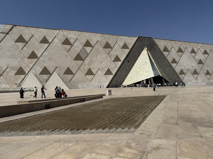 Grand Egyptian Museum v Gíze je nový symbol Egypta. Je to monumentální prostor jen pár kroků od pyramid, kde se tisíce let historie potkávají se současnou architekturou. Od sochy Ramesse II. po poklady Tutanchamona ukazuje starověký Egypt ve velkém měřítku i v nejmenším detailu.
Grand Egyptian Museum v Gíze je nový symbol Egypta. Je to monumentální prostor jen pár kroků od pyramid, kde se tisíce let historie potkávají se současnou architekturou. Od sochy Ramesse II. po poklady Tutanchamona ukazuje starověký Egypt ve velkém měřítku i v nejmenším detailu.