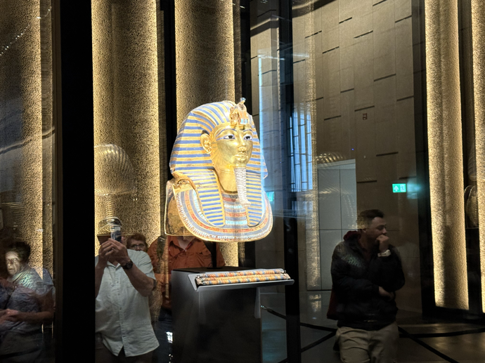 Zlatá maska mladého panovníka Tutanchamona je jedním z nejslavnějších symbolů starověkého Egypta.
Zlatá maska mladého panovníka Tutanchamona je jedním z nejslavnějších symbolů starověkého Egypta.