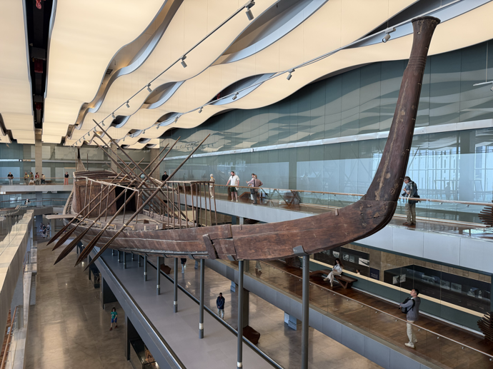 Součástí Grand Egyptian Museum je i samostatné Khufu’s Boats Museum s monumentální solární lodí faraona Chufua. Více než 4 500 let staré plavidlo, objevené u Velké pyramidy, připomíná víru Egypťanů v cestu panovníka do posmrtného života.
Součástí Grand Egyptian Museum je i samostatné Khufu’s Boats Museum s monumentální solární lodí faraona Chufua. Více než 4 500 let staré plavidlo, objevené u Velké pyramidy, připomíná víru Egypťanů v cestu panovníka do posmrtného života.