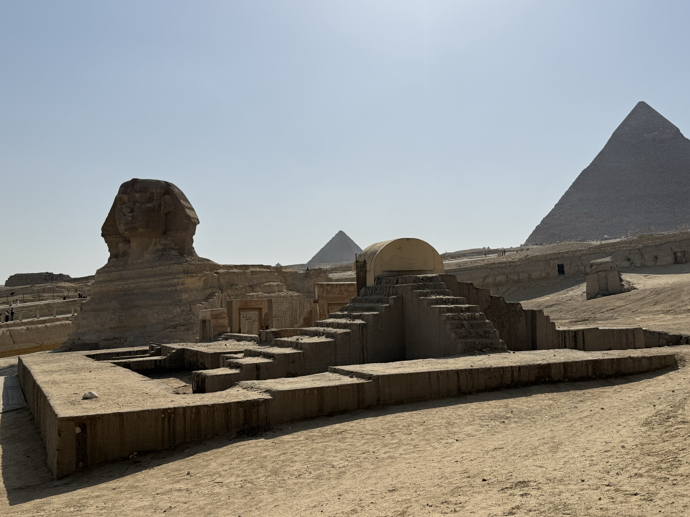 Sfinga v Gíze patří k nejikoničtějším symbolům starověkého Egypta. Monumentální socha s tělem lva a lidskou hlavou už tisíce let střeží prostor pyramid a dodnes působí stejně tajemně.
Sfinga v Gíze patří k nejikoničtějším symbolům starověkého Egypta. Monumentální socha s tělem lva a lidskou hlavou už tisíce let střeží prostor pyramid a dodnes působí stejně tajemně.