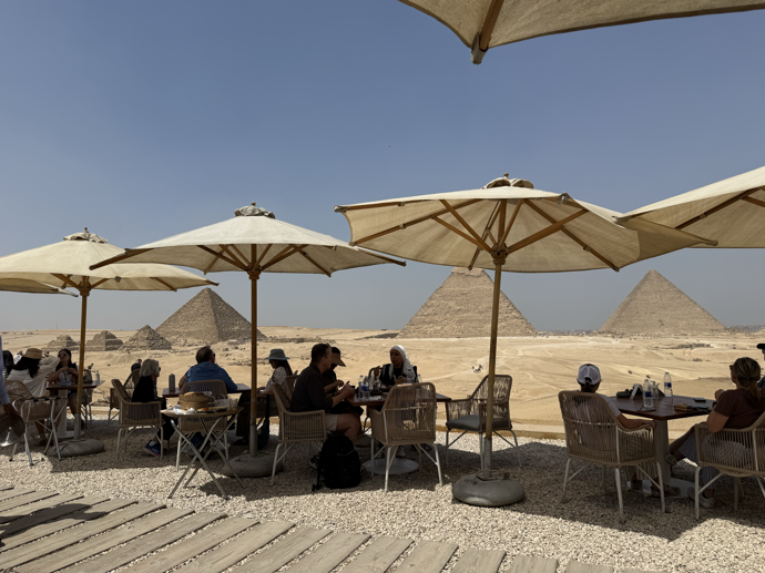 Restaurace 9 Pyramids Lounge má kromě výhledu výbornou lokální kuchyni.
Restaurace 9 Pyramids Lounge má kromě výhledu výbornou lokální kuchyni.