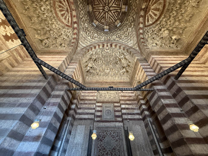 Mešita sultána Hassana patří k architektonicky nejkrásnějším památkám v celé Káhiře.
Mešita sultána Hassana patří k architektonicky nejkrásnějším památkám v celé Káhiře.