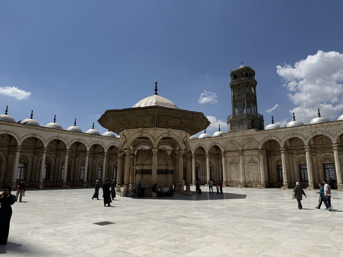 Na nádvoří najdete věž s hodinami, které Egypt dostal od Francie. Oplátkou Egypťané dali Francouzům Obelisk z Luxoru, který je v Paříži na náměstí Svornosti.
Na nádvoří najdete věž s hodinami, které Egypt dostal od Francie. Oplátkou Egypťané dali Francouzům Obelisk z Luxoru, který je v Paříži na náměstí Svornosti.