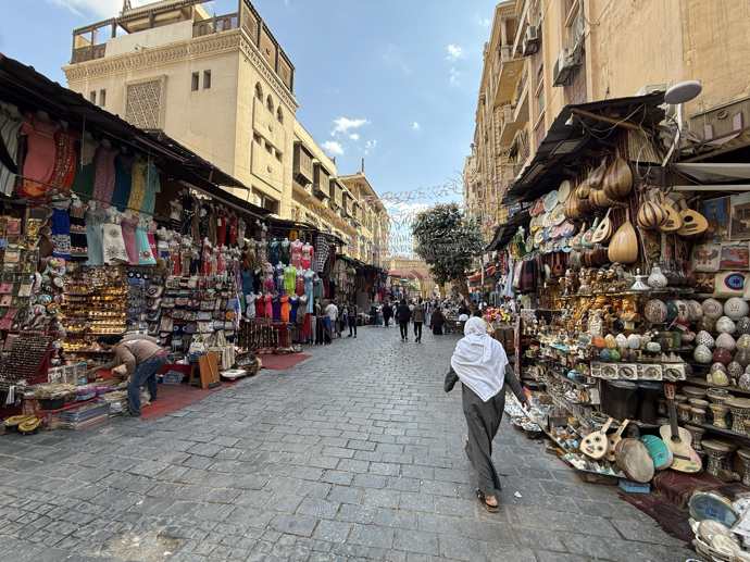 Khan el-Khalili je nejznámější káhirský bazar, který vznikl už ve 14. století v době mamlúků jako obchodní centrum pro kupce a cestující. Dnes je to labyrint úzkých uliček, vůně koření, ručně tepaných lamp, šperků, látek a kaváren.
Khan el-Khalili je nejznámější káhirský bazar, který vznikl už ve 14. století v době mamlúků jako obchodní centrum pro kupce a cestující. Dnes je to labyrint úzkých uliček, vůně koření, ručně tepaných lamp, šperků, látek a kaváren.