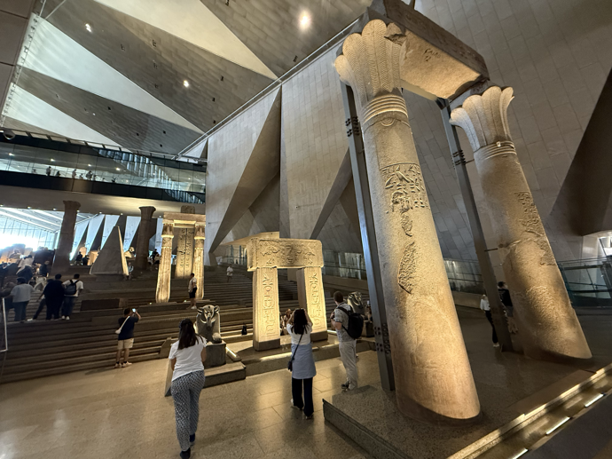 Architektura Grand Egyptian Museum pracuje s měřítkem, které k Egyptu jednoduše patří, což je bezesporu velkorysý prostor a čisté linie.
Architektura Grand Egyptian Museum pracuje s měřítkem, které k Egyptu jednoduše patří, což je bezesporu velkorysý prostor a čisté linie.