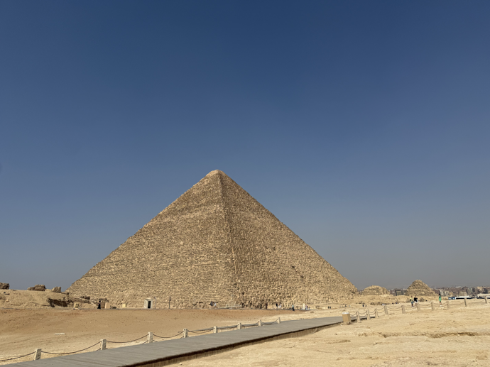 V Gíze stojí tři hlavní pyramidy - Chufuova, Rachefova a Menkaureova. Právě ty tvoří ikonickou siluetu, kterou si většina z nás spojí se starověkým Egyptem. Kromě nich se v areálu nacházejí i menší vedlejší pyramidy, především tzv. pyramidy královen. Do jedné z nich se můžete podívat.
V Gíze stojí tři hlavní pyramidy - Chufuova, Rachefova a Menkaureova. Právě ty tvoří ikonickou siluetu, kterou si většina z nás spojí se starověkým Egyptem. Kromě nich se v areálu nacházejí i menší vedlejší pyramidy, především tzv. pyramidy královen. Do jedné z nich se můžete podívat.