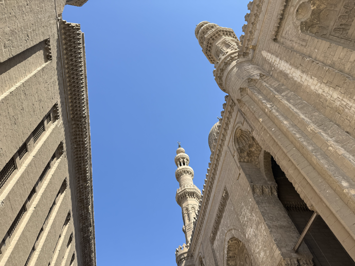 Mešita sultána Hasana se dvěma minarety je památkou UNESCO.
Mešita sultána Hasana se dvěma minarety je památkou UNESCO.