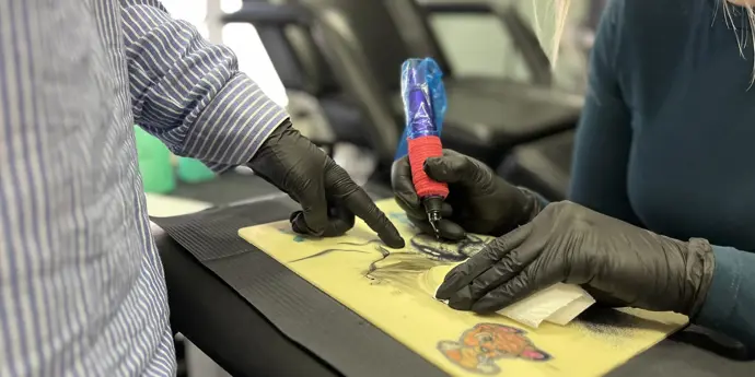 V Tattoopir studiu vás vše naučí v tetovacím minikurzu pro začátečníky.
