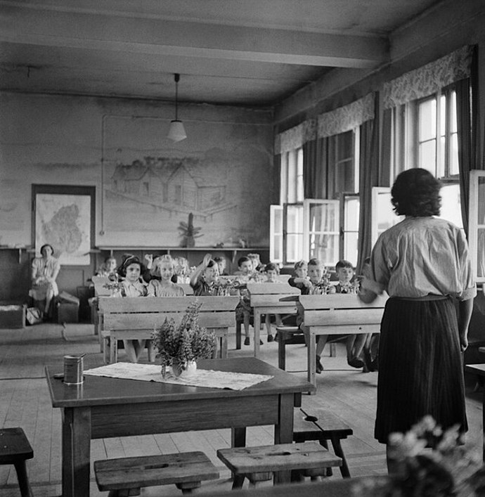Knihy za socialismu často balancovaly mezi skutečným literárním přínosem a nenápadnou propagandou. Čtenář si tak odnášel nejen příběh, ale i „správné“ poselství.
