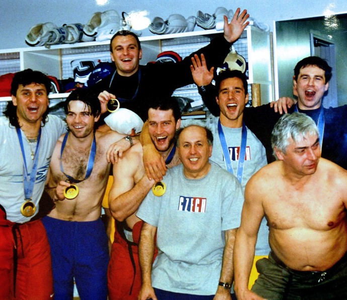 Legendární foto olympijských vítězů z Nagana, které vychoval litvínovský hokej
