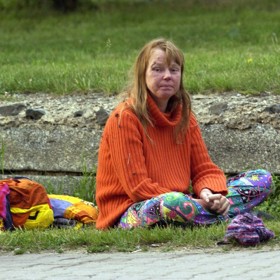 Lenka skončila opilá v příkopě a musela být zavolána policie
