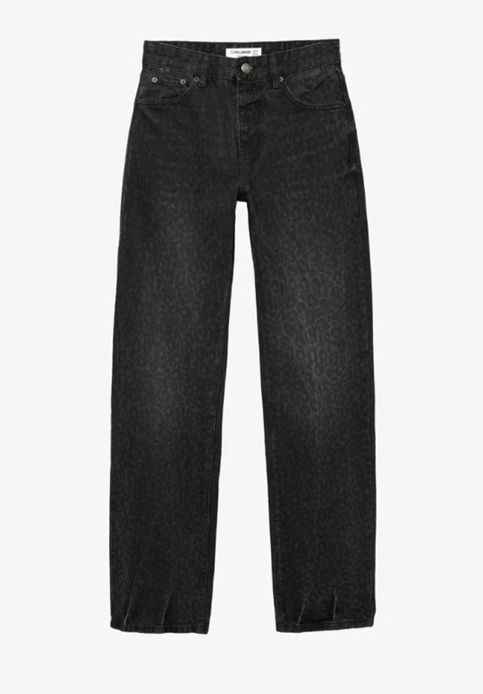 Tmavé lesklé džíny se vzorem, PULL&BEAR, 999 Kč
