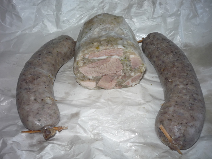 Z klasické české zabíjačky vždycky vzejde mnoho dobrot. Jedni je milují, druzí nad nimi ohrnují nos. Co ale víte o takových jitrničkách, jelítcích, nebo o tlačence?
