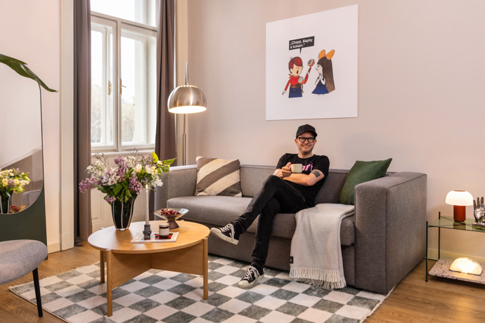 Nový apartmán je odrazem jeho Tomášovo osobitého stylu i životního nadhledu.
Nový apartmán je odrazem jeho Tomášovo osobitého stylu i životního nadhledu.