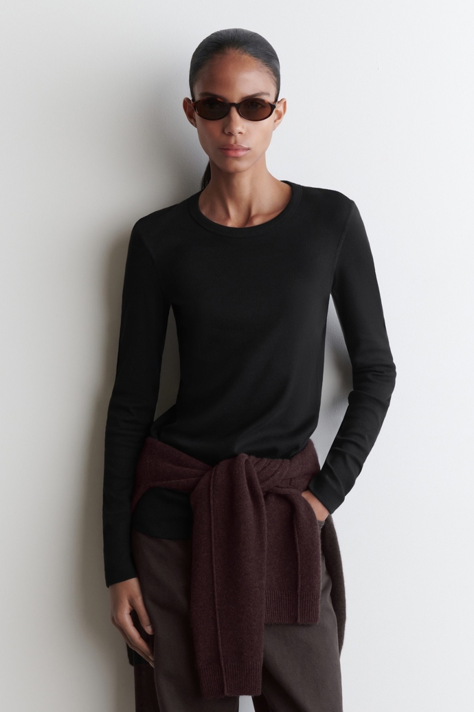 Top, Cos, 39 eur
Top, Cos, 39 eur