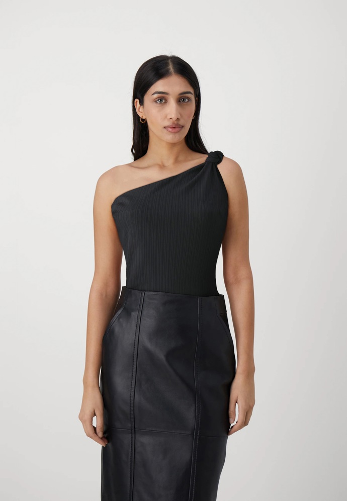 Top: Guess, 1 490 Kč
