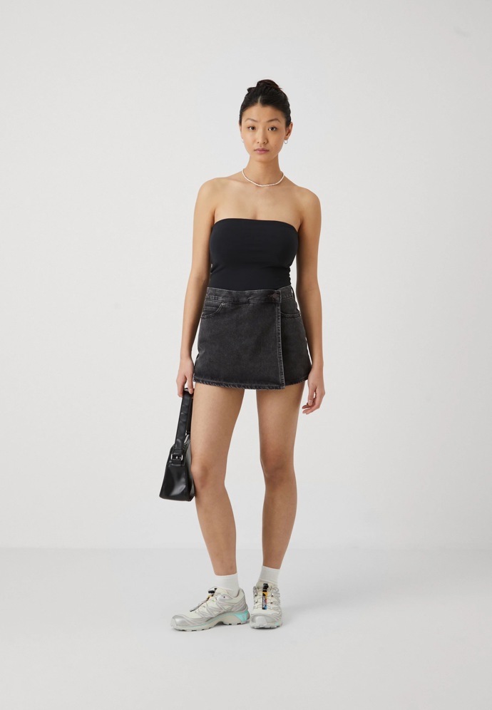 Top: Hollister, 340 Kč
