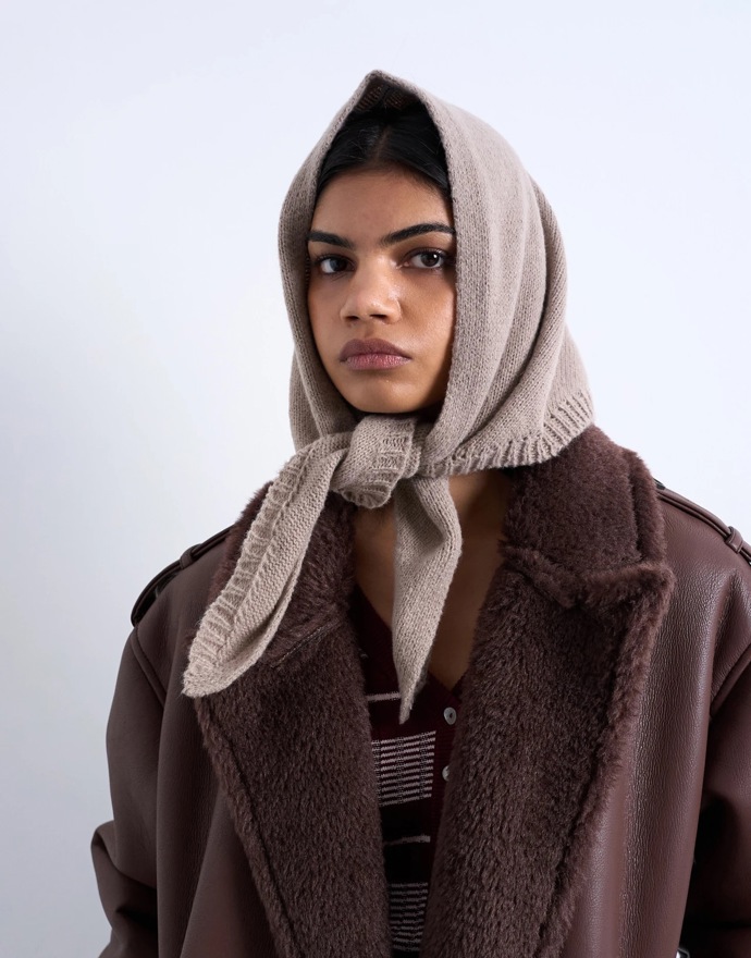 Šátek, Topshop, 999 Kč
Šátek, Topshop, 999 Kč