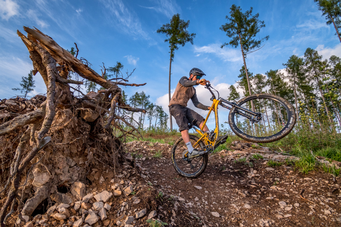 Vyzkoušejte třeba sjezd z vyhlášené skalní vyhlídky Klubačice nebo oboustranný přírodní trail s transfery po polních cestách mířící na zříceninu hradu Zubštejn.
