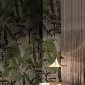 Jsou-li trendy barvy, svět se obrací k jihu. Teplé a výrazné barvy inspirované tropickou přírodou – hnědá, zelená, temně modrá, růžová, rezavá… Dřevo v teplých tónech připomíná brazilský či mexický modernismus. Důležité jsou barvy země, které vás mnohdy přenesou až do Afriky, na Saharu: písková, cihlově červená, až černá.
Pro tento vzhled jsou naprosto zásadní tropické květiny v květináčích nebo na zdech. Ano, jsou to přesně ty květiny, které naši rodiče pěstovali ve svých obývácích za dob komunismu. Pokud se oprostíte od tohoto spojení a budete tropické květiny vnímat jako svébytné dekorativní objekty, pak ve vašem interiéru rozhodně nemůže chybět filodendron, odborně monstera deliciosa. Tuto kytku proslavil už Henri Matisse, když ji zvěčnil na mnoha svých plátnech. Pěstování pokojových květin není pro vás? Pak si alespoň pořiďte tapety se vzory připomínajícími džungli.
Jsou-li trendy barvy, svět se obrací k jihu. Teplé a výrazné barvy inspirované tropickou přírodou – hnědá, zelená, temně modrá, růžová, rezavá… Dřevo v teplých tónech připomíná brazilský či mexický modernismus. Důležité jsou barvy země, které vás mnohdy přenesou až do Afriky, na Saharu: písková, cihlově červená, až černá.
Pro tento vzhled jsou naprosto zásadní tropické květiny v květináčích nebo na zdech. Ano, jsou to přesně ty květiny, které naši rodiče pěstovali ve svých obývácích za dob komunismu. Pokud se oprostíte od tohoto spojení a budete tropické květiny vnímat jako svébytné dekorativní objekty, pak ve vašem interiéru rozhodně nemůže chybět filodendron, odborně monstera deliciosa. Tuto kytku proslavil už Henri Matisse, když ji zvěčnil na mnoha svých plátnech. Pěstování pokojových květin není pro vás? Pak si alespoň pořiďte tapety se vzory připomínajícími džungli.