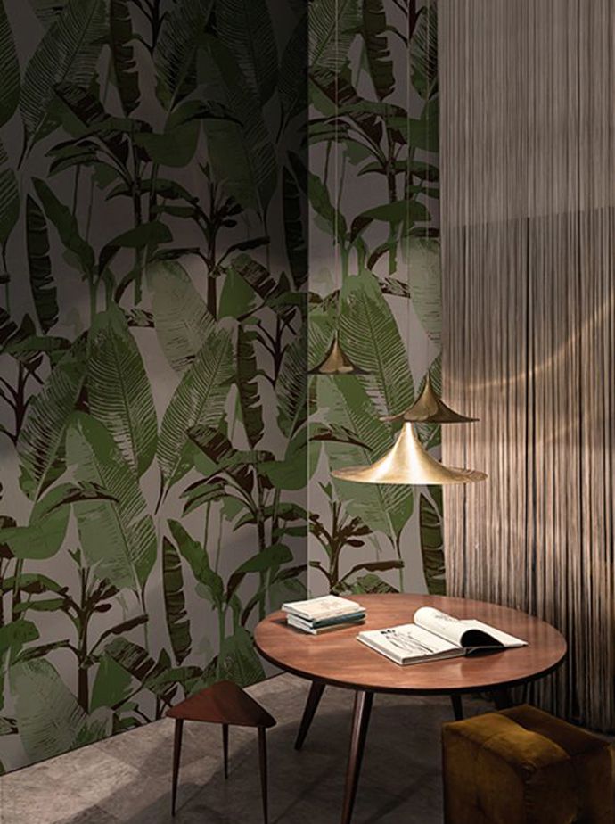 Jsou-li trendy barvy, svět se obrací k jihu. Teplé a výrazné barvy inspirované tropickou přírodou – hnědá, zelená, temně modrá, růžová, rezavá… Dřevo v teplých tónech připomíná brazilský či mexický modernismus. Důležité jsou barvy země, které vás mnohdy přenesou až do Afriky, na Saharu: písková, cihlově červená, až černá.
Pro tento vzhled jsou naprosto zásadní tropické květiny v květináčích nebo na zdech. Ano, jsou to přesně ty květiny, které naši rodiče pěstovali ve svých obývácích za dob komunismu. Pokud se oprostíte od tohoto spojení a budete tropické květiny vnímat jako svébytné dekorativní objekty, pak ve vašem interiéru rozhodně nemůže chybět filodendron, odborně monstera deliciosa. Tuto kytku proslavil už Henri Matisse, když ji zvěčnil na mnoha svých plátnech. Pěstování pokojových květin není pro vás? Pak si alespoň pořiďte tapety se vzory připomínajícími džungli.

 
