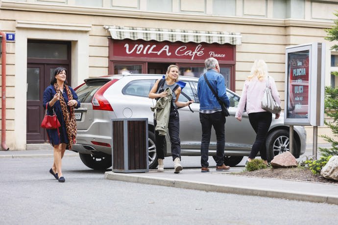 Nekonečný seriál Ulice sleduje dramatické příběhy několika rodin a domácností
Nekonečný seriál Ulice sleduje dramatické příběhy několika rodin a domácností