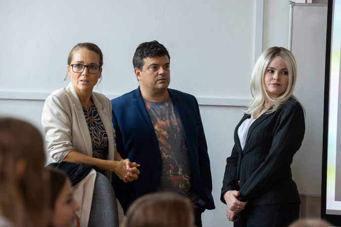 Nekonečný seriál Ulice sleduje dramatické příběhy několika rodin žijících v sousedství
