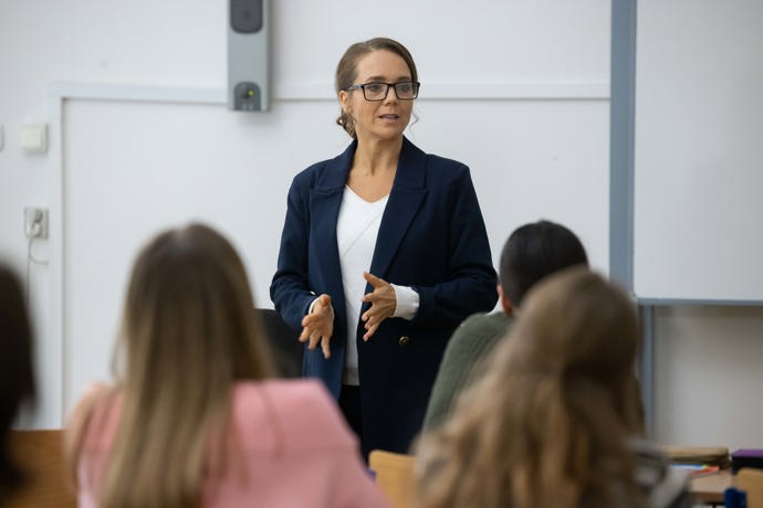 Nekonečný seriál Ulice sleduje dramatické osudy několika spřátelených rodin žijících v sousedství
Nekonečný seriál Ulice sleduje dramatické osudy několika spřátelených rodin žijících v sousedství
