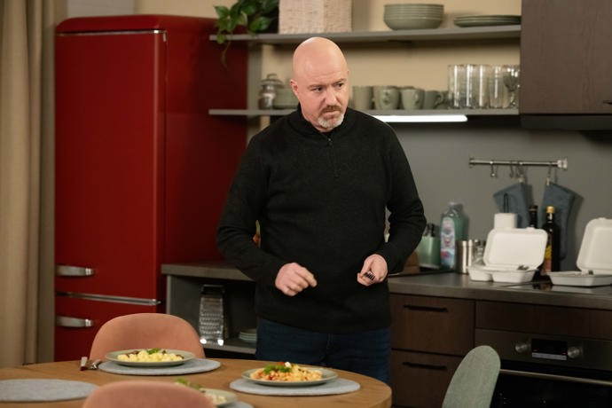 Nekonečný seriál Ulice sleduje dramatické osudy několika rodin žijících v sousedství
Nekonečný seriál Ulice sleduje dramatické osudy několika rodin žijících v sousedství