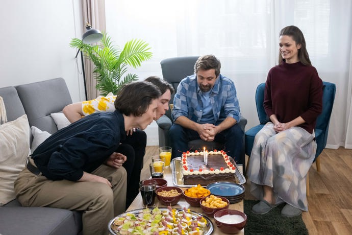 Nekonečný seriál Ulice sleduje dramatické osudy několika rodin žijících v sousedství
Nekonečný seriál Ulice sleduje dramatické osudy několika rodin žijících v sousedství