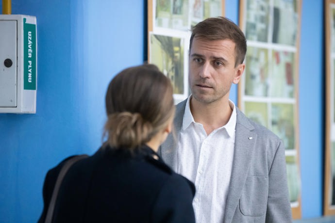 Nekonečný seriál Ulice sleduje dramatické osudy několika rodin žijících v sousedství
Nekonečný seriál Ulice sleduje dramatické osudy několika rodin žijících v sousedství