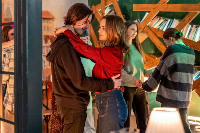 Nekonečný seriál Ulice sleduje dramatické osudy několika rodin žijících v sousedství
Nekonečný seriál Ulice sleduje dramatické osudy několika rodin žijících v sousedství