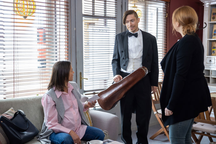 Nekonečný seriál Ulice sleduje dramatické příběhy několika spřátelených rodin žijících v sousedství
Nekonečný seriál Ulice sleduje dramatické příběhy několika spřátelených rodin žijících v sousedství