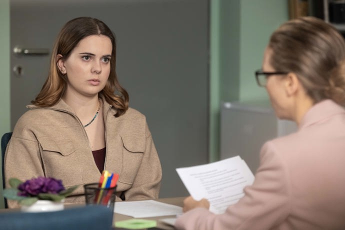 Nekonečný seriál Ulice sleduje dramatické příběhy několika spřátelených rodin žijících v sousedství
Nekonečný seriál Ulice sleduje dramatické příběhy několika spřátelených rodin žijících v sousedství