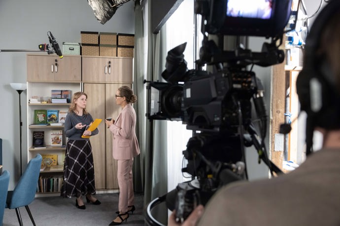 Nekonečný seriál Ulice sleduje dramatické příběhy několika spřátelených rodin žijících v sousedství
Nekonečný seriál Ulice sleduje dramatické příběhy několika spřátelených rodin žijících v sousedství
