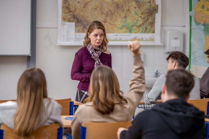 Nekonečný seriál Ulice sleduje dramatické příběhy několika spřátelených rodin žijících v sousedství
Nekonečný seriál Ulice sleduje dramatické příběhy několika spřátelených rodin žijících v sousedství