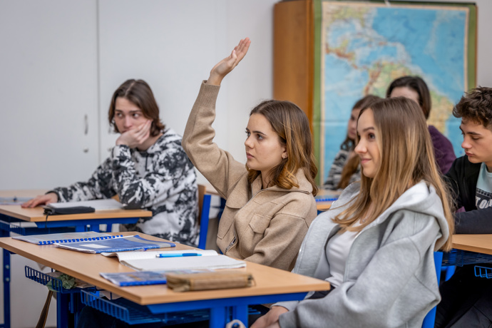 Nekonečný seriál Ulice sleduje dramatické příběhy několika spřátelených rodin žijících v sousedství
Nekonečný seriál Ulice sleduje dramatické příběhy několika spřátelených rodin žijících v sousedství