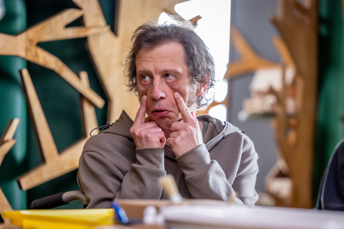 Nekonečný seriál Ulice sleduje dramatické příběhy několika spřátelených rodin žijících v sousedství
Nekonečný seriál Ulice sleduje dramatické příběhy několika spřátelených rodin žijících v sousedství