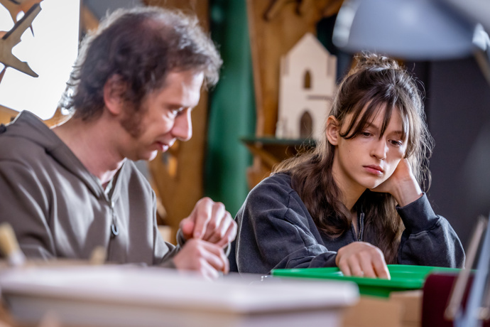 Nekonečný seriál Ulice sleduje dramatické příběhy několika spřátelených rodin žijících v sousedství
Nekonečný seriál Ulice sleduje dramatické příběhy několika spřátelených rodin žijících v sousedství