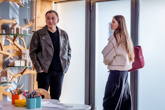 Nekonečný seriál Ulice sleduje dramatické příběhy několika spřátelených rodin žijících v sousedství
Nekonečný seriál Ulice sleduje dramatické příběhy několika spřátelených rodin žijících v sousedství
