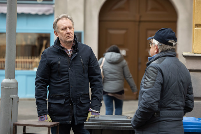 Nekonečný seriál Ulice sleduje dramatické příběhy několika spřátelených rodin žijících v sousedství
Nekonečný seriál Ulice sleduje dramatické příběhy několika spřátelených rodin žijících v sousedství