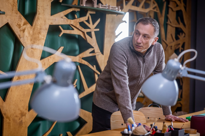 Nekonečný seriál Ulice sleduje dramatické příběhy několika spřátelených rodin žijících v sousedství
Nekonečný seriál Ulice sleduje dramatické příběhy několika spřátelených rodin žijících v sousedství