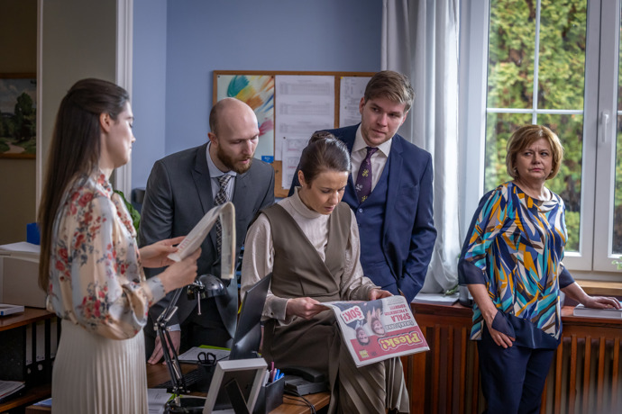 Nekonečný seriál Ulice sleduje dramatické příběhy několika spřátelených rodin žijících v sousedství
Nekonečný seriál Ulice sleduje dramatické příběhy několika spřátelených rodin žijících v sousedství