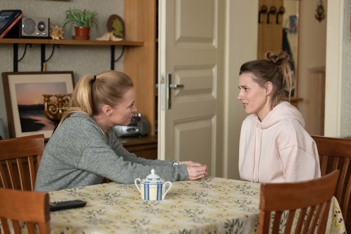 Nekonečný seriál Ulice sleduje dramatické příběhy několika spřátelených rodin žijících v sousedství
Nekonečný seriál Ulice sleduje dramatické příběhy několika spřátelených rodin žijících v sousedství