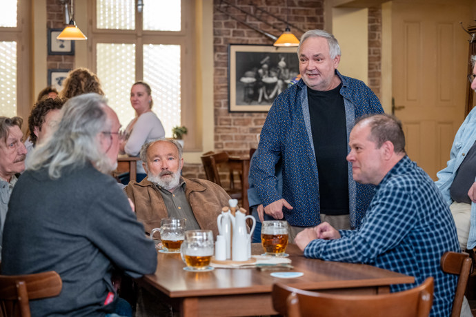 Nekonečný seriál Ulice sleduje dramatické osudy několika spřátelených rodin žijících v sousedství
