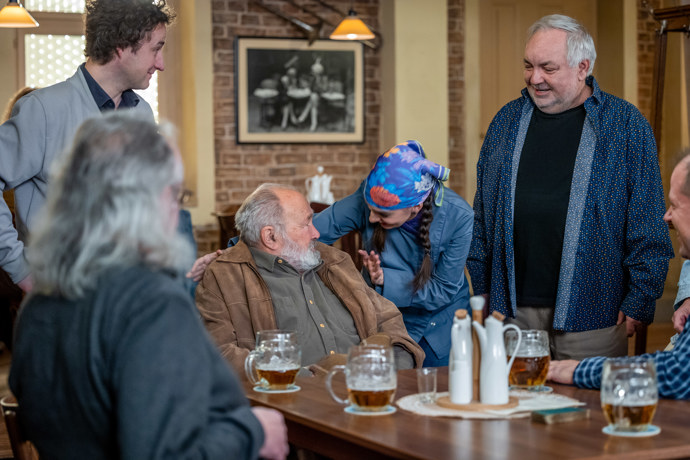 Nekonečný seriál Ulice sleduje dramatické osudy několika spřátelených rodin žijících v sousedství
